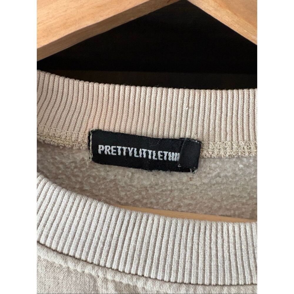🐿️ Pretty Little Thing Tan Pullover Babe Sweatshirt Size Small - Picture 7 of 8